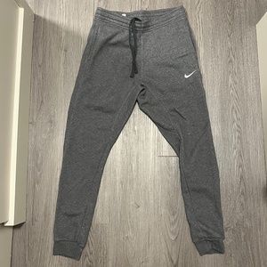 Nike Sportswear Club Fleece Joggers Embroidered Swoosh Dark Gray Size Small